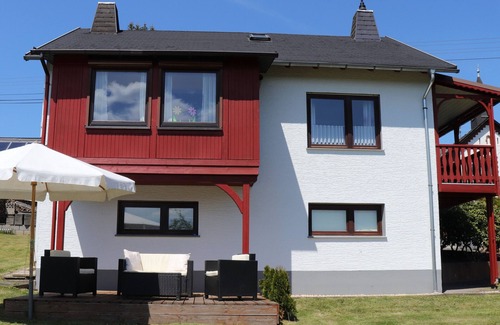 Hardt House | Holiday Home 'Zur Schönen Aussicht' with Private Terrace, Private Garden and Wi-Fi