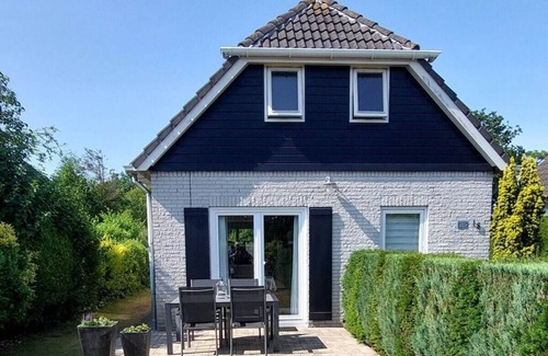 Ouddorp Boat Rental | Holiday house in Ouddorp with 1 bedroom