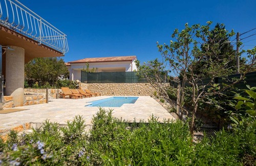 Pinezici House | Holiday house MICHAEL with shared pool and private jacuzzi