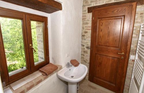 Lisciano Niccone House | Holiday house overlooking lake near Tuscany