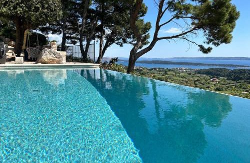 Mundanije House | Holiday house Pantovčak, secluded stone house with heated pool and unique view