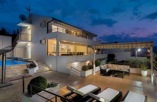 Seget Vranjica House | Holiday house Seget Vranjica for 1 - 8 persons with 4 bedrooms - Row house