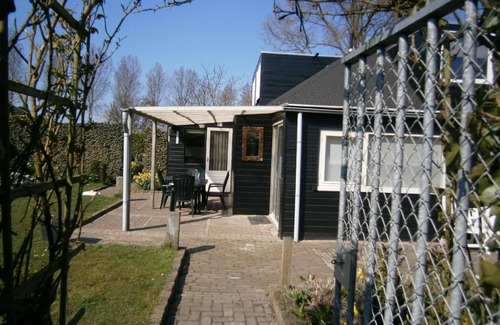 Stavenisse House | Holiday house Stavenisse for 1 - 6 persons with 3 bedrooms - Row house