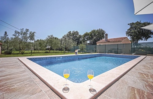 Valtura House | Holiday house with pool in nature