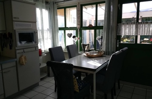 Oudeslius House | Holiday house with winter garden in a quiet holiday park with pool - North Holland