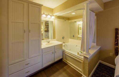 South Lee Hotel | Holiday Inn Club Vacations Oak n Spruce Resort in the Berkshires