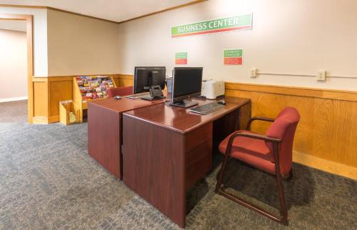 South Lee Hotel | Holiday Inn Club Vacations Oak n Spruce Resort in the Berkshires
