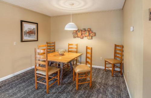 South Lee Hotel | Holiday Inn Club Vacations Oak n Spruce Resort in the Berkshires