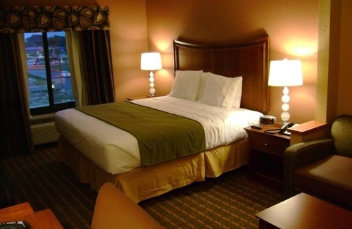 Suffolk Hotel | Holiday Inn Express Hotel & Suites Suffolk by IHG