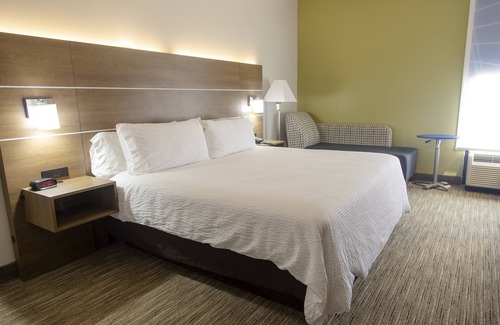 Marshfield Hotel | Holiday Inn Express Marshfield by IHG