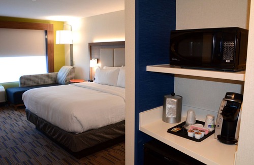 Monroeville Hotel | Holiday Inn Express & Suites Pittsburgh - Monroeville by IHG
