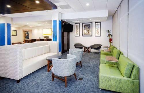 Niles Hotel | Holiday Inn Express & Suites Chicago North Shore - Niles, an IHG Hotel