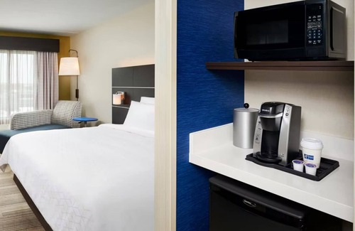 Lakeshore Hotel | Holiday Inn Express & Suites Windsor East - Lakeshore by IHG