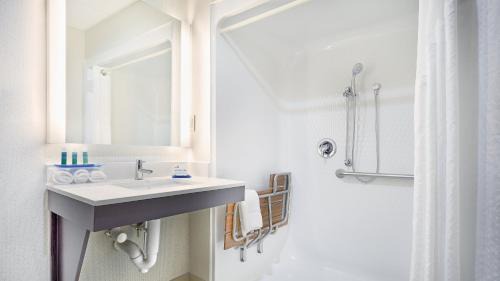 Asheville Hotel | Holiday Inn Express & Suites Asheville SW - Outlet Ctr Area by IHG