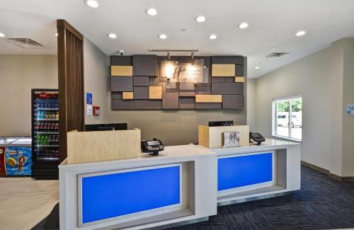 El Lago Hotel | Holiday Inn Express & Suites - Houston NASA - Boardwalk Area by IHG