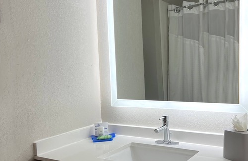 Waukegan Hotel | Holiday Inn Express & Suites Waukegan by IHG