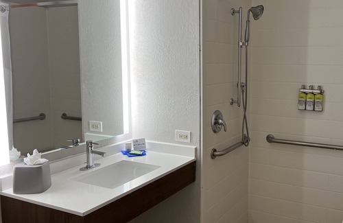 Waukegan Hotel | Holiday Inn Express & Suites Waukegan by IHG