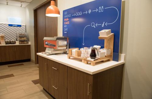 Dayton Hotel | Holiday Inn Express & Suites - Dayton Southwest by IHG