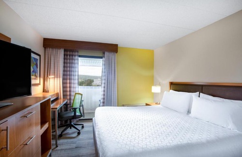 King of Prussia Hotel | Holiday Inn Express Hotel & Suites Philadelphia - King of Prussia by IHG