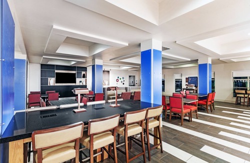 Springlake Hotel | Holiday Inn Express & Suites Shreveport South Park Plaza, an IHG Hotel
