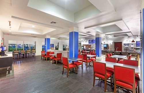 Springlake Hotel | Holiday Inn Express & Suites Shreveport South Park Plaza, an IHG Hotel