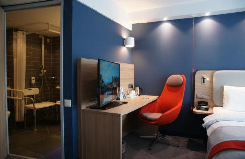 Ruemlang Hotel | Holiday Inn Express Zürich Airport by IHG