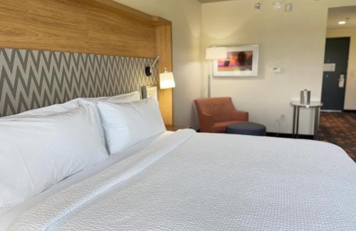 Fayetteville Hotel | Holiday Inn & Suites - Fayetteville W-Fort Bragg Area by IHG