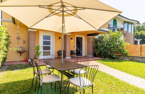 Capanne-Prato-Cinquale House | Holiday Home 'Villa Rustica 2' with Lake View, Shared Garden and Air Conditioning