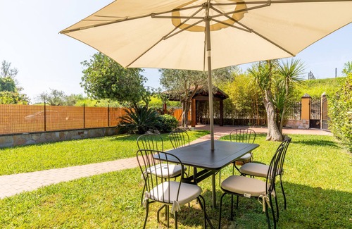 Capanne-Prato-Cinquale House | Holiday Home 'Villa Rustica 1' with Lake View, Shared Garden and Air Conditioning
