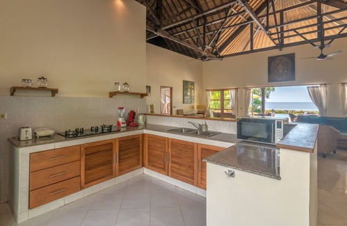 Lokapaksa Villa | Holiday Paradise Villa Cerah, right on the beach and the sea
