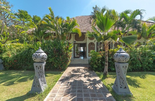 Lokapaksa Villa | Holiday Paradise Villa Cerah, right on the beach and the sea