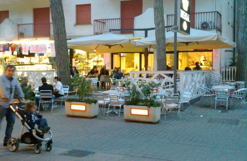 Lido degli Estensi Apartment | HOLIDAY RESIDENCE: sea and shopping within reach.