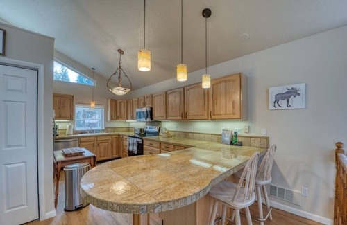 Garden Valley House | Holiday Tree House - with community pool & golf!