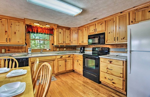 Gatlinburg - Pigeon Forge Cabin | Holidays ARE CLOSE - Mountain View - WiFi - King Beds - Family Friendly - HotTub
