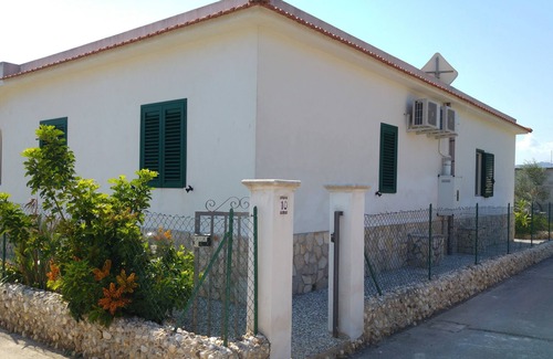 Chiesiola Villa | Holidays in the Villino n10 Giovanna DISANTI, immersed in the green aVieste in the GARGANO