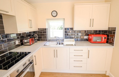Alford Cottage | HOLLY COTTAGE, family friendly, with a garden in Alford