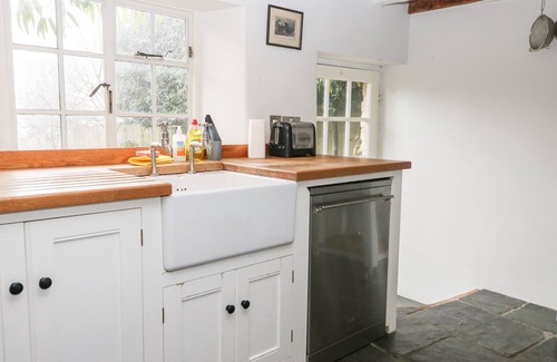 Minster Lovell Cottage | HOLLY COTTAGE, pet friendly, with open fire in Minster Lovell