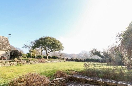 Minster Lovell Cottage | HOLLY COTTAGE, pet friendly, with open fire in Minster Lovell