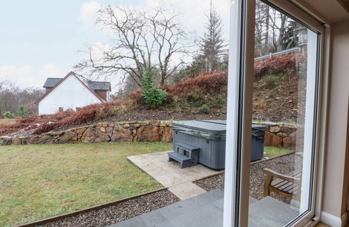 Spean Bridge Cottage | HOLLY HOUSE, family friendly, with hot tub in Spean Bridge