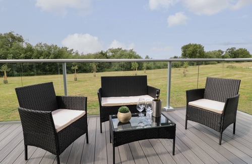 Newark Cottage | HOLLY LODGE, family friendly, with a garden in Newark-On-Trent