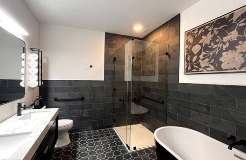 Downtown Louisville Apartment | Hollyhock Suite 502: 4 bed/2 bath with soaking tub