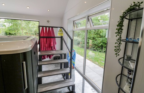 Lichfield Cottage | HOLLYWELL COTTAGE, pet friendly, with a garden in Lichfield