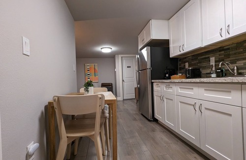 Hollywood District Apartment | Hollywood Casa | Close to Max & Bus | 1 bd W/D in unit | full kitchen
