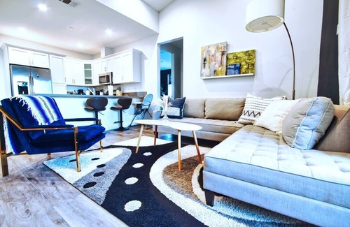 Lawndale Condo | Hollywood Hideaway