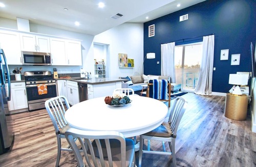 Lawndale Condo | Hollywood Hideaway