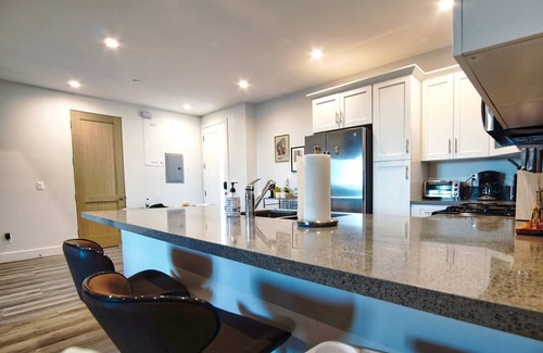 Lawndale Condo | Hollywood Hideaway