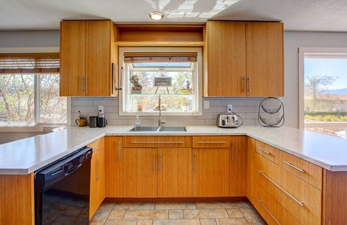 Rutland House | Hollywood Holiday House - Family and Pet Friendly - Pool open May 15