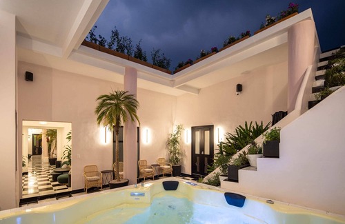 Centro Villa | HOLT’s Casa De Mi Independencia