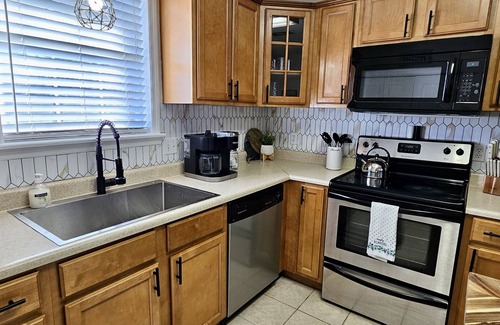 Valdosta House | Holy Cow! Sleeps 10-Central Location-4 Bedrooms-2-Smart TVs-Grill & Pet Friendly