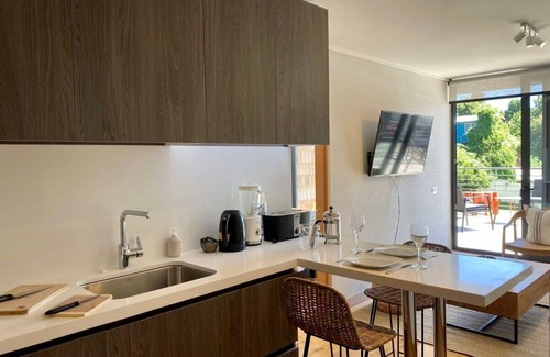 Puerto Varas Apartment | HOM I Terraza con vista parcial al Lago